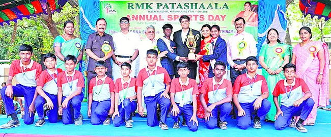 మైనర్లకు సెల్‌ఫోన్‌ నిషేధించాలి