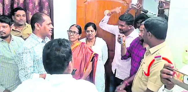 న్యాయవాది ఇంట్లో పోలీసుల సోదాలు