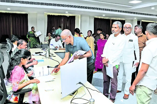 అర్జీలు త్వరగా పరిష్కరించండి