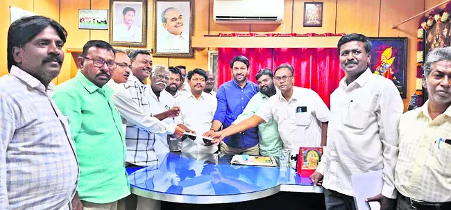 అంబేడ్కర్‌ భవన్‌ ప్రైవేటుపరం తగదు 