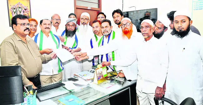 వక్ఫ్‌ భూముల స్వాధీనం చట్ట విరుద్ధం