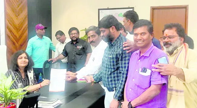 జిల్లా మొత్తం సెలవు ప్రకటించాలి 
