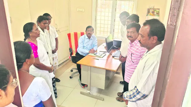 బి.మఠం పీహెచ్‌సీలో డీఎంహెచ్‌ఓ విచారణ 