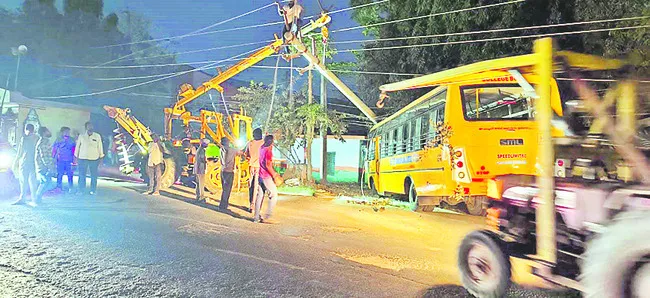 విద్యుత్‌ స్తంభాన్ని ఢీకొన్న బస్సు 
