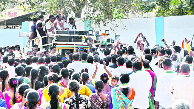 కార్పొరేషన్‌లో కాంగ్రెస్‌కు పట్టం కట్టండి