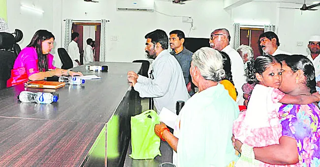 అర్జీలు నాణ్యతతో సత్వరమే పరిష్కరించాలి 