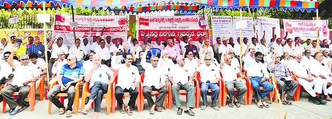 పెన్షనర్ల సమస్యలు పరిష్కరించాలి