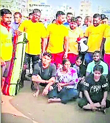 పర్యాటకులను కాపాడిన లైఫ్‌గార్డ్‌లు 