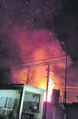 మంట ఆరక.. ఊపిరాడక 