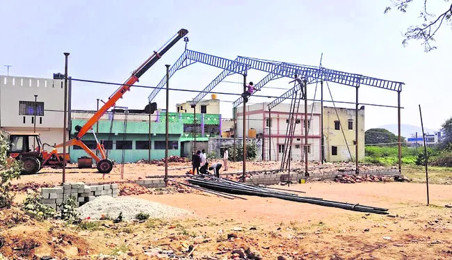 వక్ఫ్‌భూమిలో ఈ నిర్మాణాలు ఎవరివి?