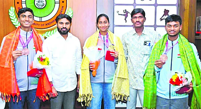 సాఫ్ట్‌ టెన్నిస్‌లో ఏపీ క్రీడాకారుల సత్తా 