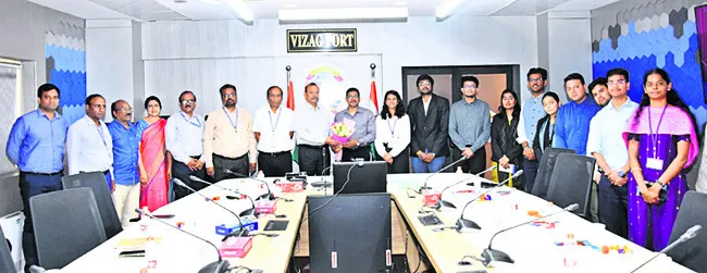 పోర్ట్‌ను సందర్శించిన ఐఏఎస్‌ శిక్షణార్థులు