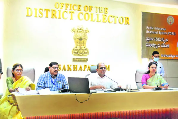 టౌన్‌ ప్లానింగ్‌ విభాగంపై కలెక్టర్‌ ఆగ్రహం 