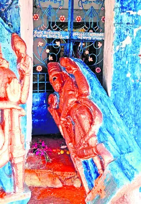 ఆలయంలో విగ్రహం ఆపహరణకు యత్నం! 