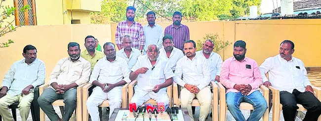 ‘ఓటర్లను భయభ్రాంతులకు గురి చేస్తున్నారు’