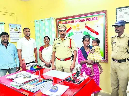 తల్లి ఒడికి చేరిన చిన్నారి