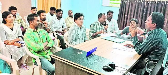 లబ్ధిదారులను భయపెట్టండి 