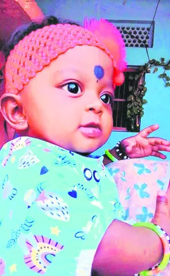 చిన్నారి ఊపిరి తీసిన బాటిల్‌ మూత 