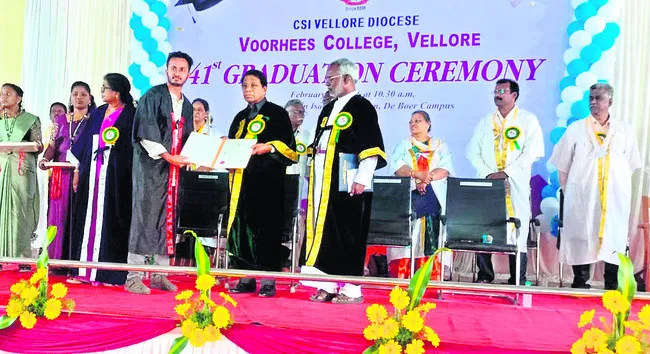 పరిశోధన విద్యకు ప్రాధాన్యత ఇవ్వాలి 