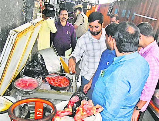 హోటల్స్‌లో ఫుడ్‌సేఫ్టీ ఆఫీసర్లు తనిఖీలు 