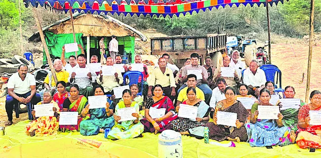మైనింగ్‌ నిలిపివేయాలని ఆందోళన 