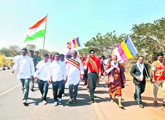 తెలంగాణలోకి చేరుకున్న దమ్మ పాదయాత్ర