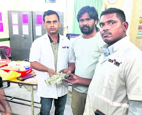 నిజాయితీ చాటుకున్న 108 సిబ్బంది