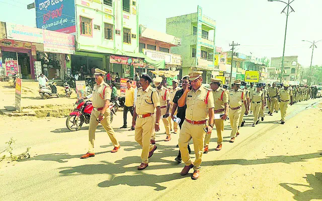 ఖానాపూర్‌లో పోలీసుల ఫ్లాగ్‌మార్చ్‌