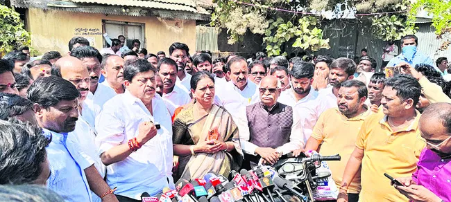 పోలీసులపై చర్యలు తీసుకోవాలి 
