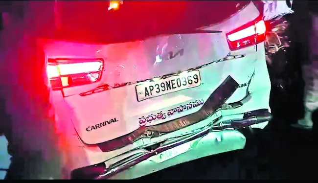 రోడ్డు ప్రమాదంలో కలెక్టర్‌కు తప్పిన ప్రమాదం