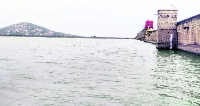 ఆయకట్టుకు నీరిస్తున్నా.. నిండుకుండే!