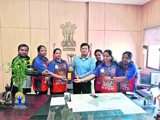 త్రోబాల్‌ పోటీల్లో టీచర్ల ప్రతిభ 