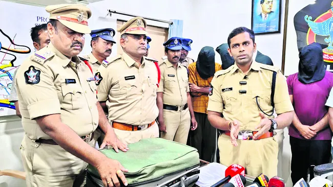 రెట్టింపు డబ్బులు ఇస్తామంటూ మోసం 