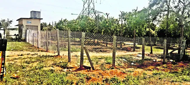 ప్రభుత్వ భూమి ఆక్రమణ.. ముగ్గురికి మెమోలు 