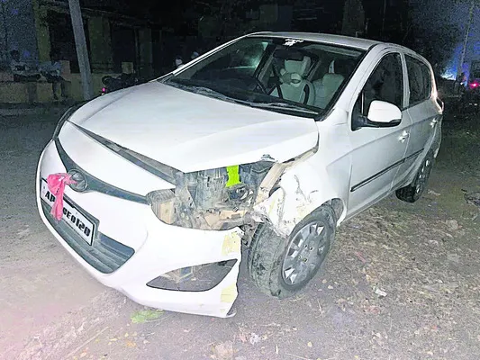 విద్యుత్‌ స్తంభాన్ని ఢీ కొట్టిన కారు