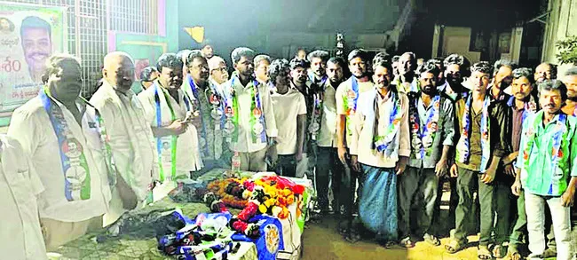 వైఎస్సార్‌సీపీలోకి పలగర యువత