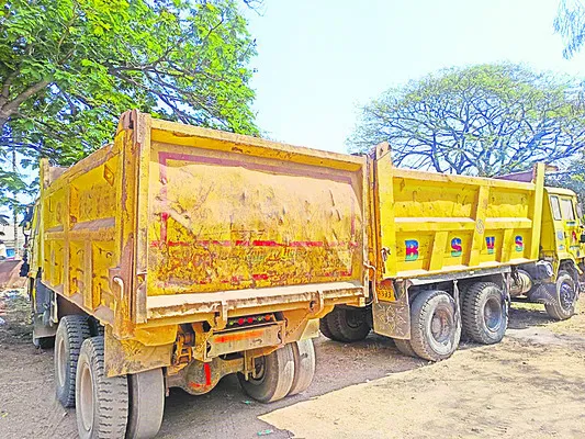 మట్టి టిప్పర్ల పట్టివేత 
