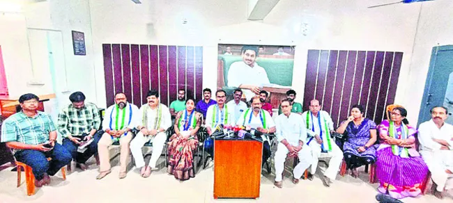 సీఎం చంద్రబాబు క్షమాపణలు చెప్పాలి 