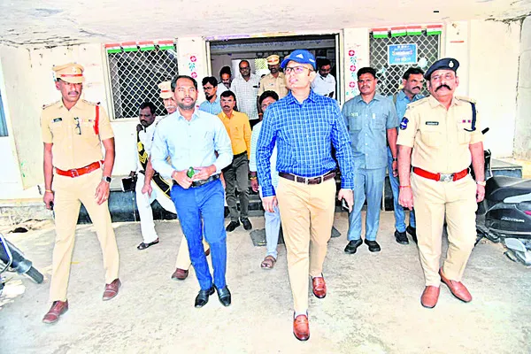 డిస్ట్రిబ్యూషన్‌ సెంటర్‌ పరిశీలన 