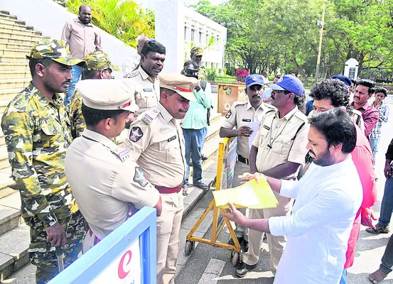 కార్పొరేటర్లకు అడుగడుగునా అవమానం