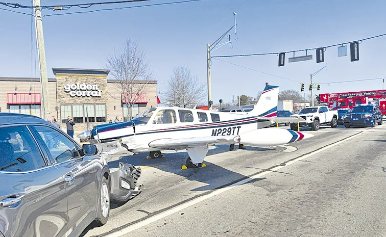 రద్దీగా ఉన్న రోడ్డుపై ల్యాండైన విమానం