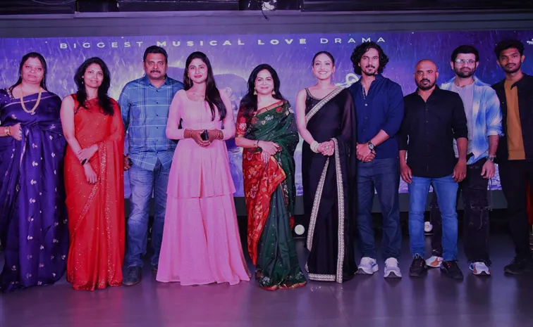 సఖి, ఏ మాయే చేశావే తరహాలో ‘నిలవే’ : సింగర్‌ సునీత