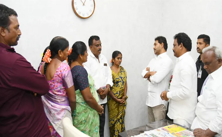 ధైర్యంగా ఉండండి.. న్యాయ పోరాటం చేద్దాం: వైఎస్‌ జగన్‌