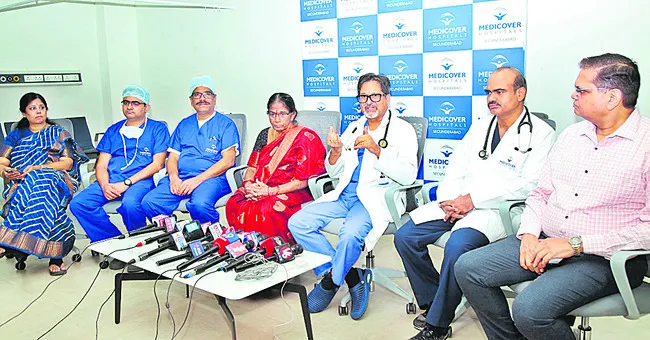 72 ఏళ్ల వృద్ధురాలికి..అరుదైన శస్త్రచికిత్స 