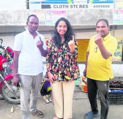 తండ్రి గెలుపు కోసం లండన్‌ నుంచి..