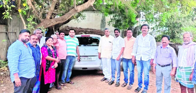 వైఎస్సార్‌సీపీ నేత కారు అద్దాలు ధ్వంసం 