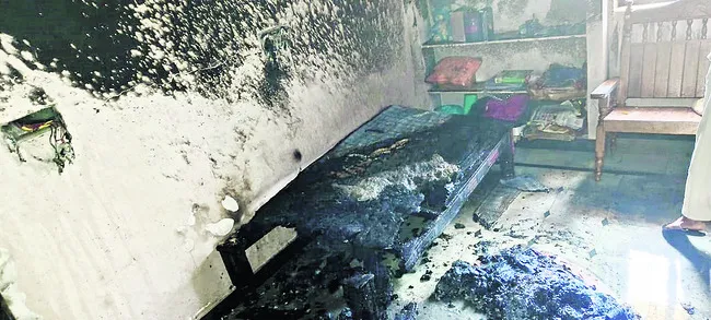 షార్ట్‌ సర్క్యూట్‌తో సామగ్రి దగ్ధం