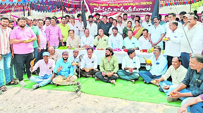 కూరగాయలు విక్రయిస్తూ పీఏసీఎస్‌ ఉద్యోగుల నిరసన 