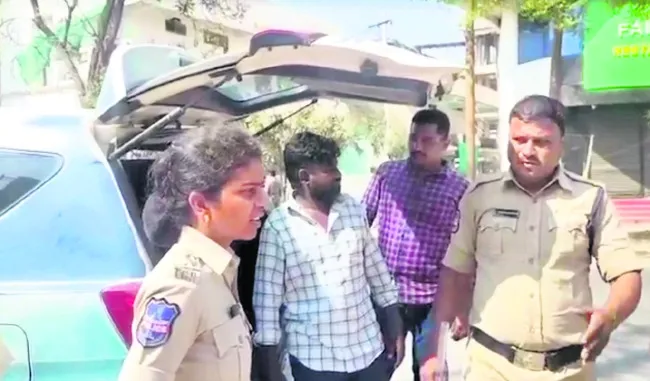 ఓటు లేకున్నా.. పోలింగ్‌ బూత్‌లోకి