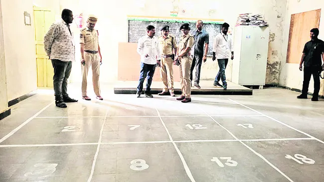 స్ట్రాంగ్‌రూం వద్ద పటిష్ట భద్రత 